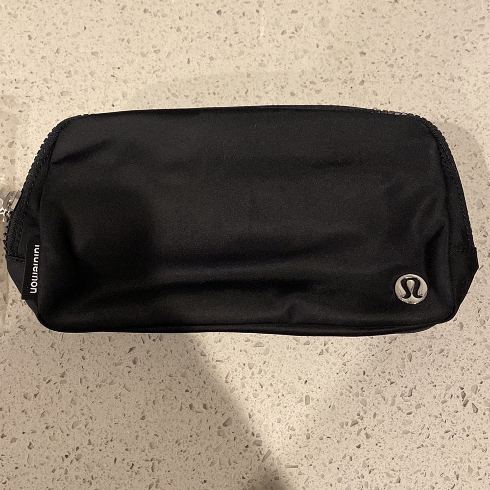 HP 2/19 NWT Lululemon Everywhere Black Belt Bag 1L - Picture 7 of 10